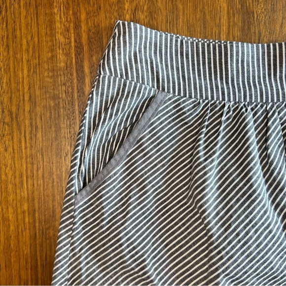 Final Touch Grey & White Stripe Mini Skirt Small WITH POCKETS! - Picture 2 of 8